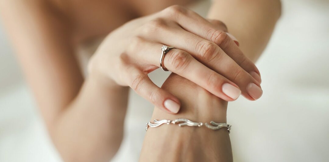Discover diamond bracelets - Beautiful ring and bracelet